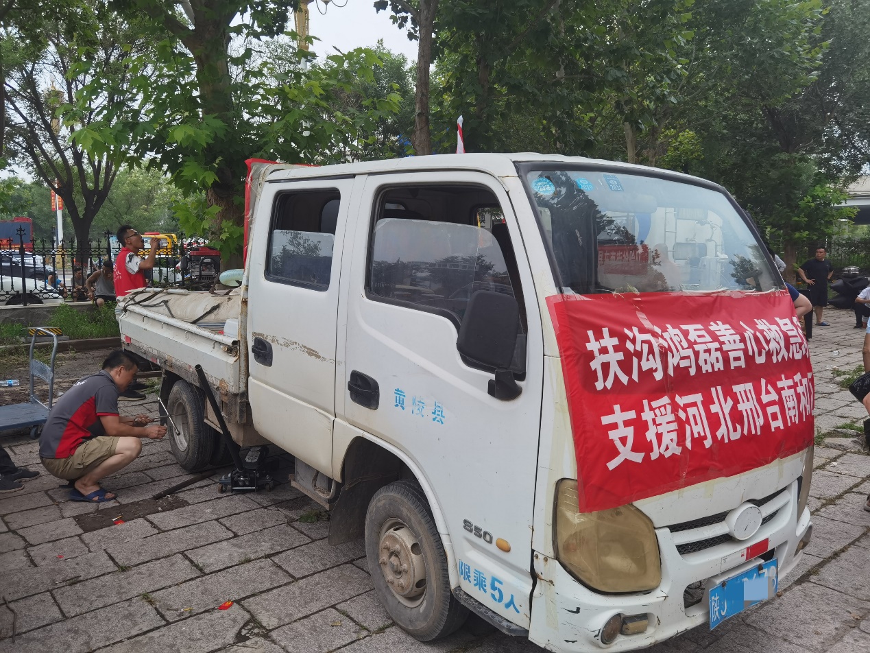 京东养车涿州门店：停电不停工，从修车到修冲锋舟