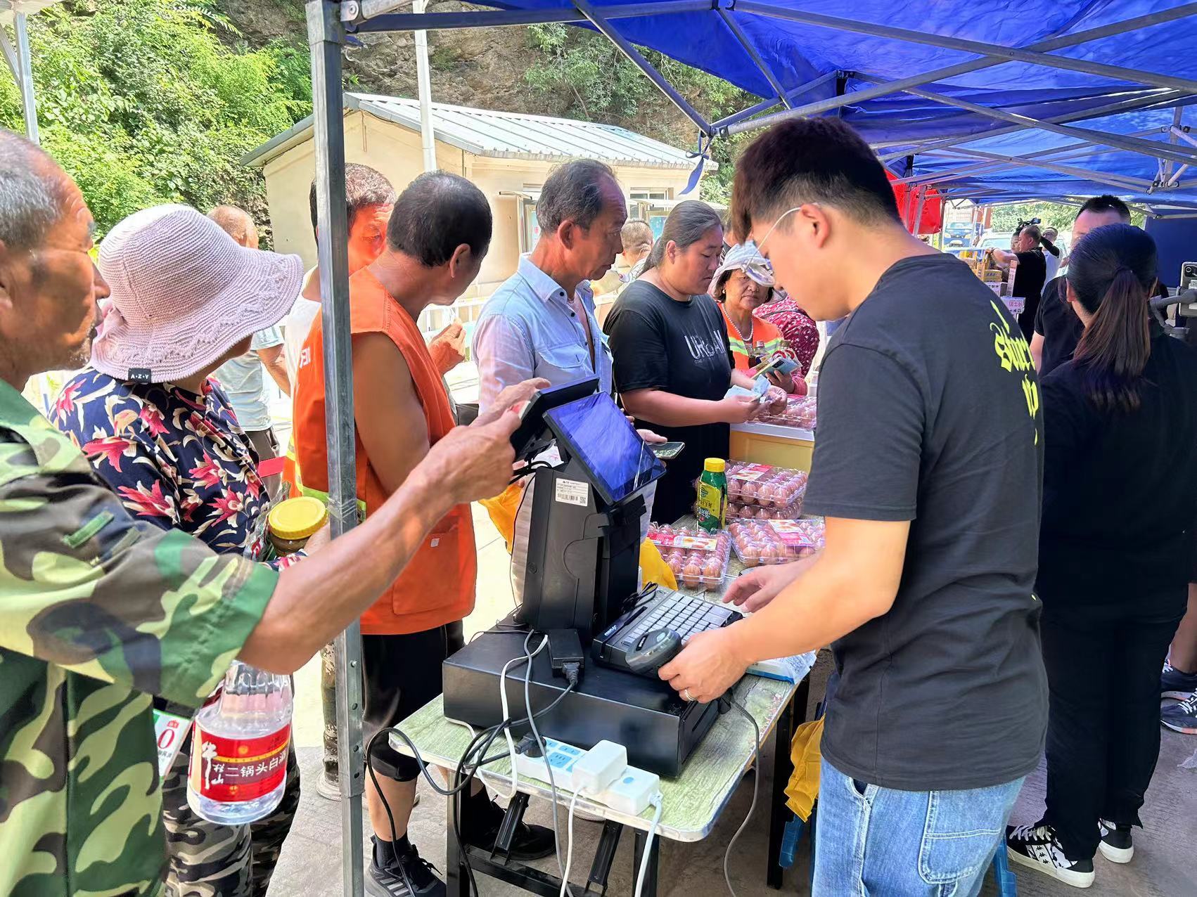 京东华冠超市便民服务车开进房山最远受灾乡 为当地1000余村民打造“流动超市”